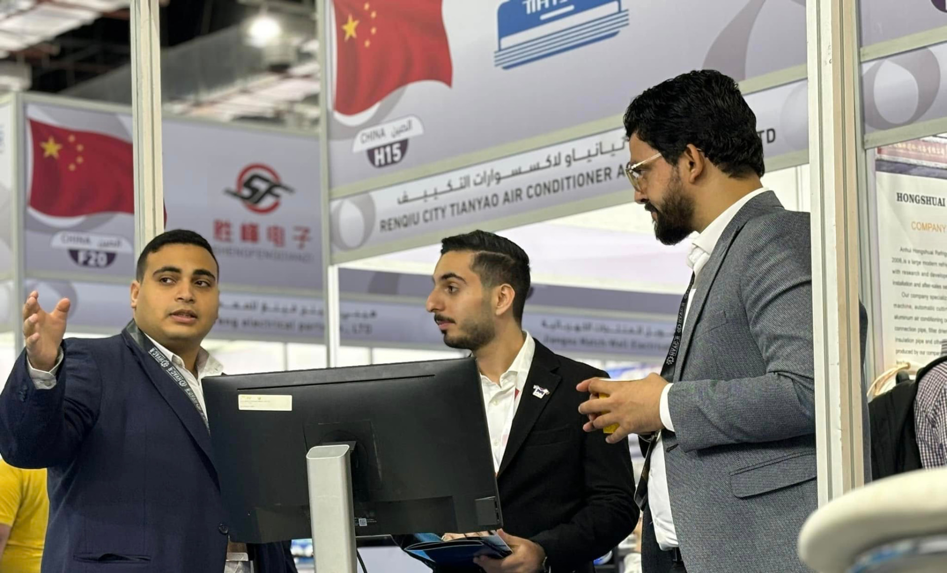 The Skärpt team with customers at a trade exhibition